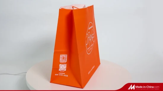 Cadeaux personnalisés de luxe Sacs en papier imprimés avec logo Kraft Vêtements Sacs à provisions avec poignées Rivets Sac fourre-tout en papier pour transporter des vêtements cosmétiques